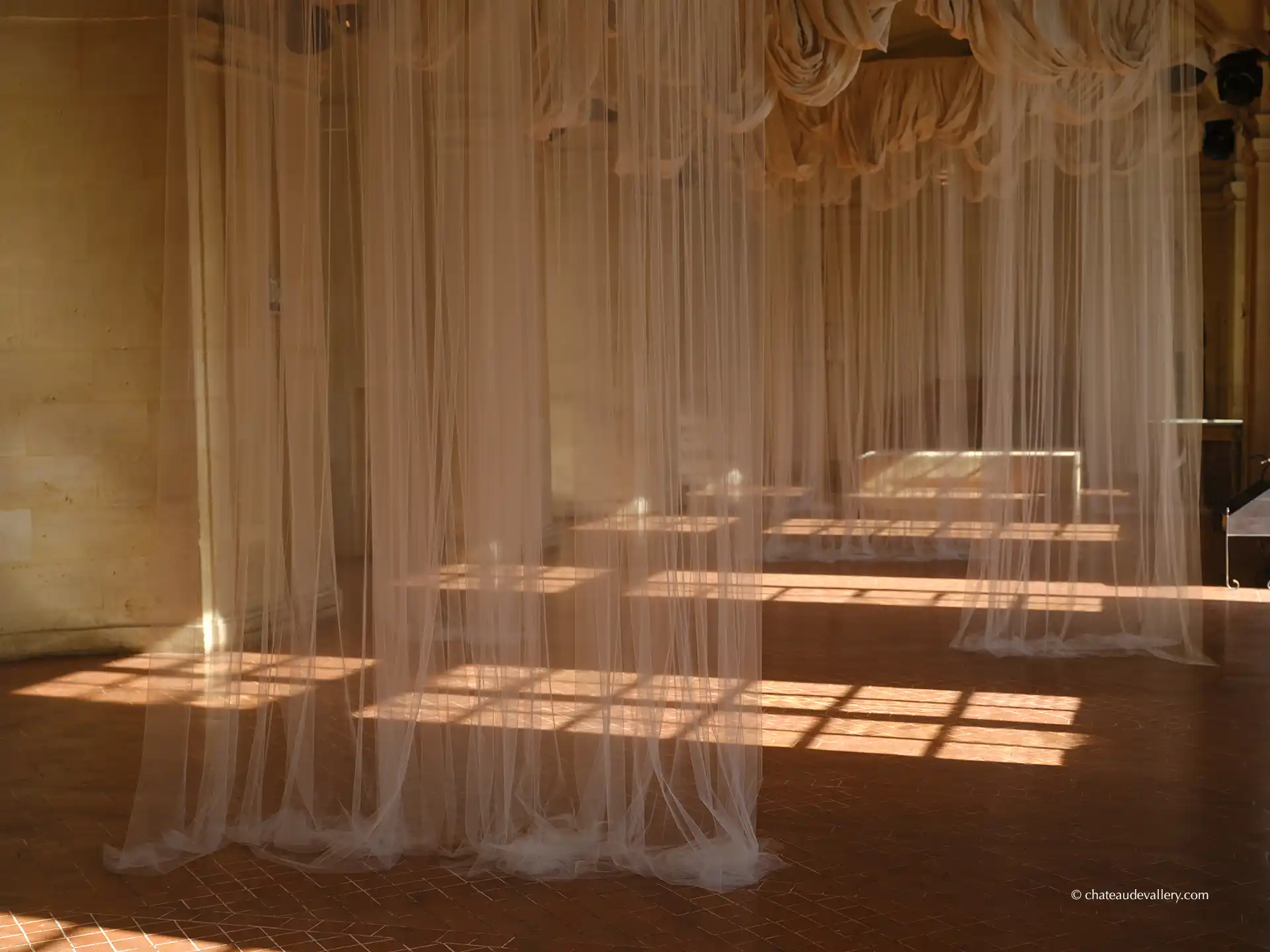 voiles dans la galerie du château