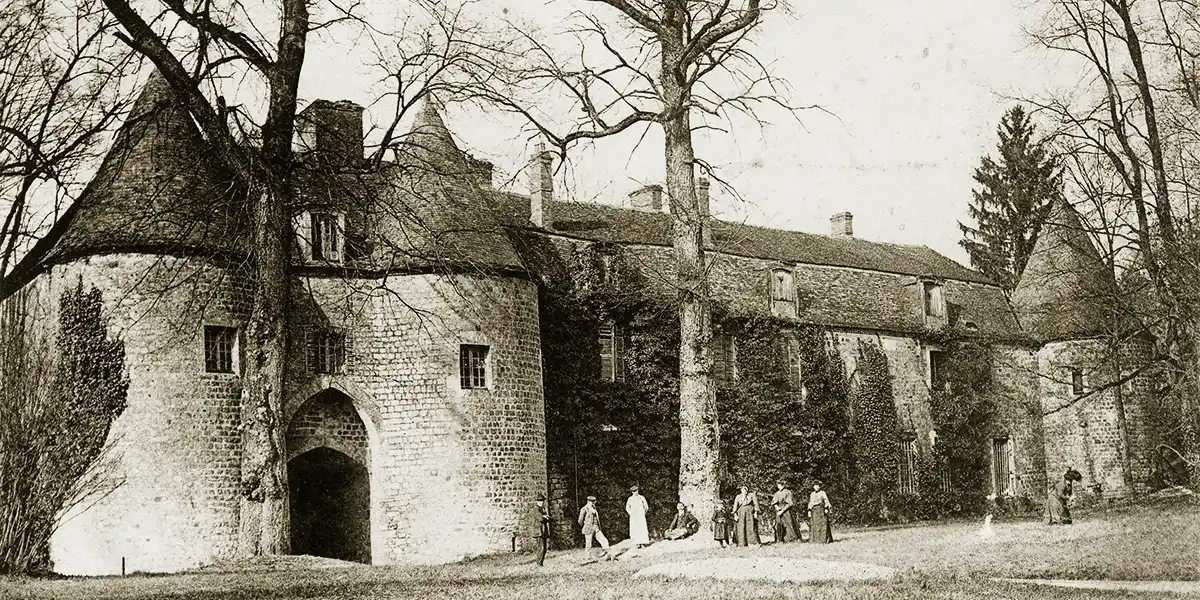 carte postale du XIXe : la poterne et le château médiévaux