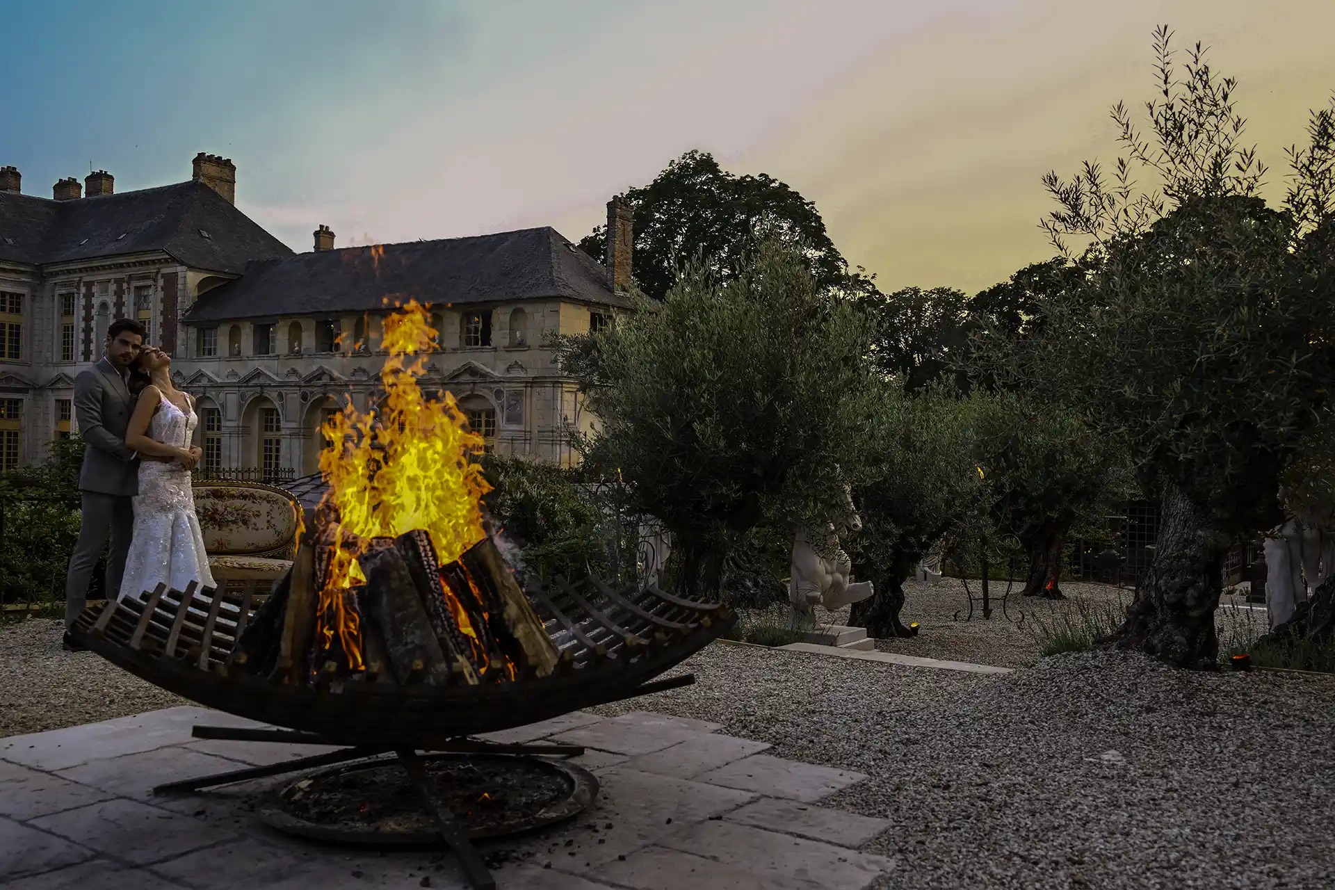 In front of the chateau, organize a bonfire