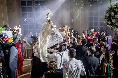 bal de mariage dans une salle du château