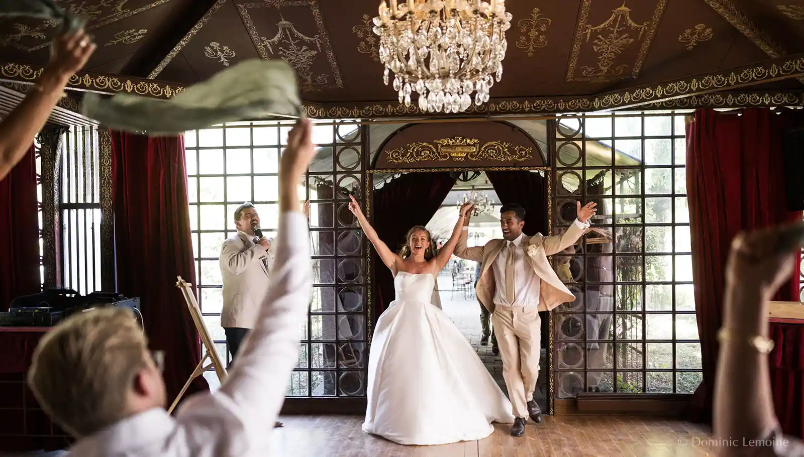 budget château : l'arrivée des mariés