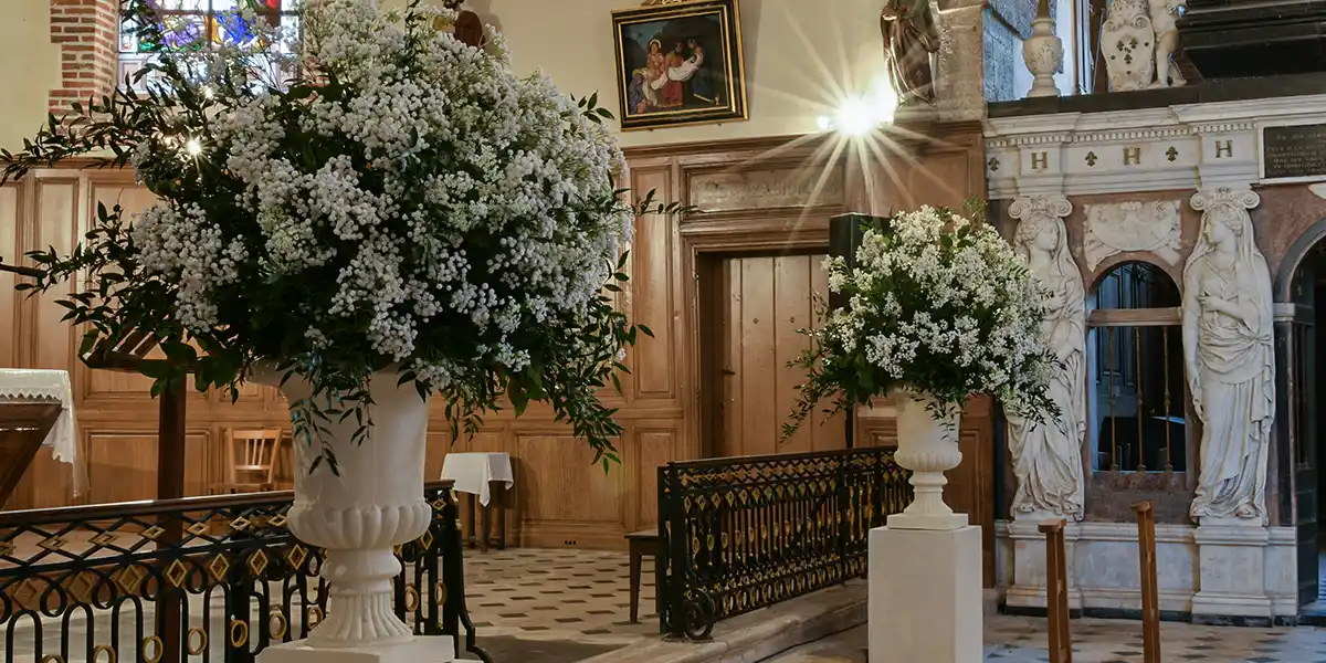 décoration florale de mariage dans l'église de Vallery
