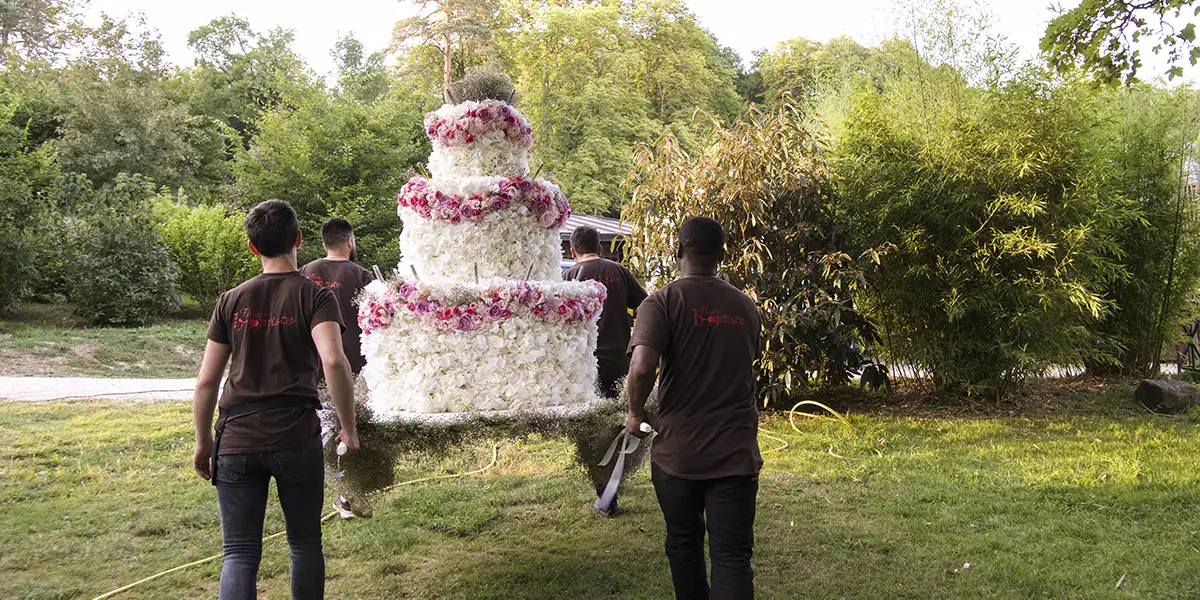 fleuriste se fourni pour un mariage dans le parc du château
