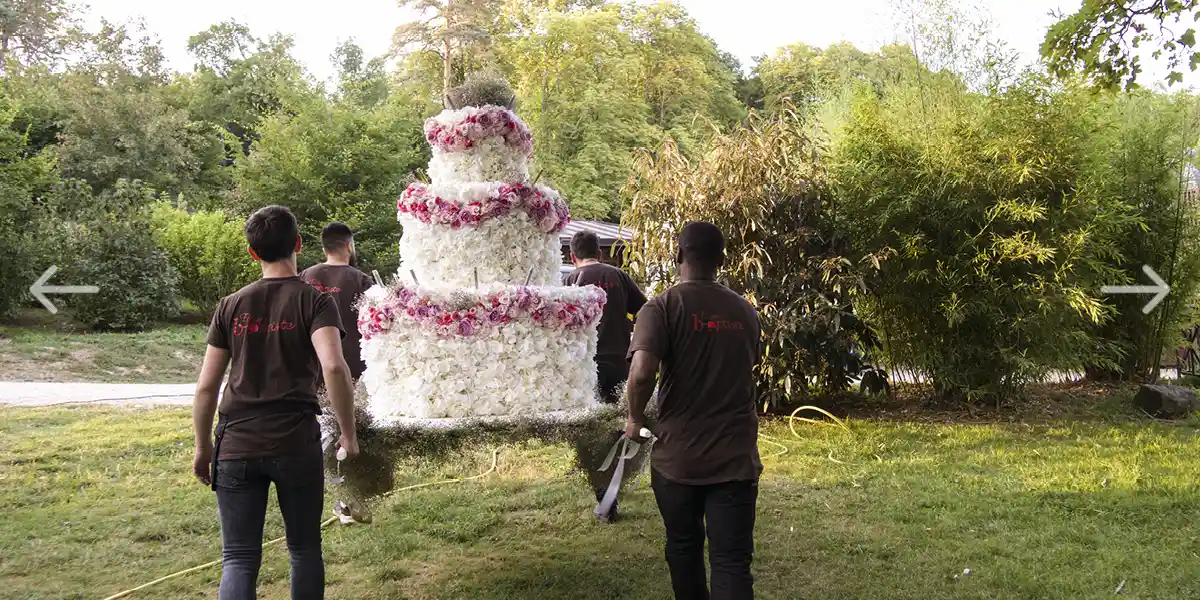 fleuriste se fourni pour un mariage dans le parc du château