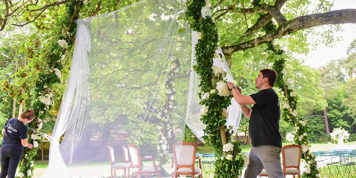 flowering chuppah setting under the sycamore of Château de Vallery