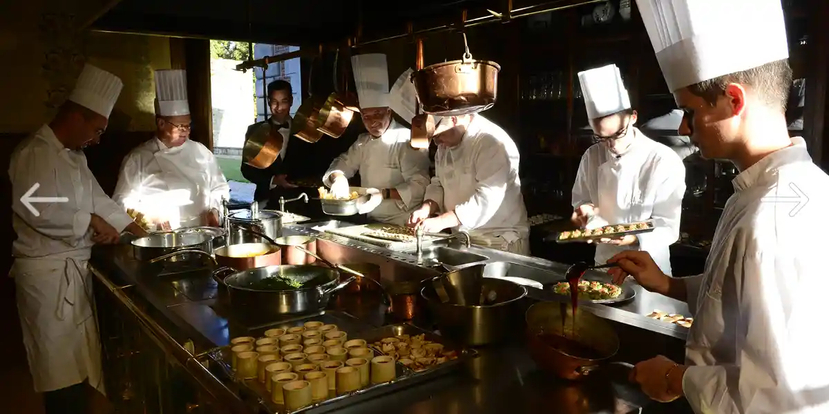 traiteur s'active pour le préparation du cocktail dans le cuisine du château