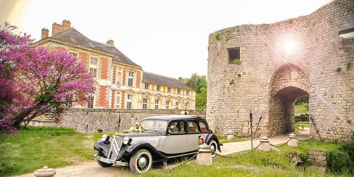 voiture ancienne fleurie dans le parc du château