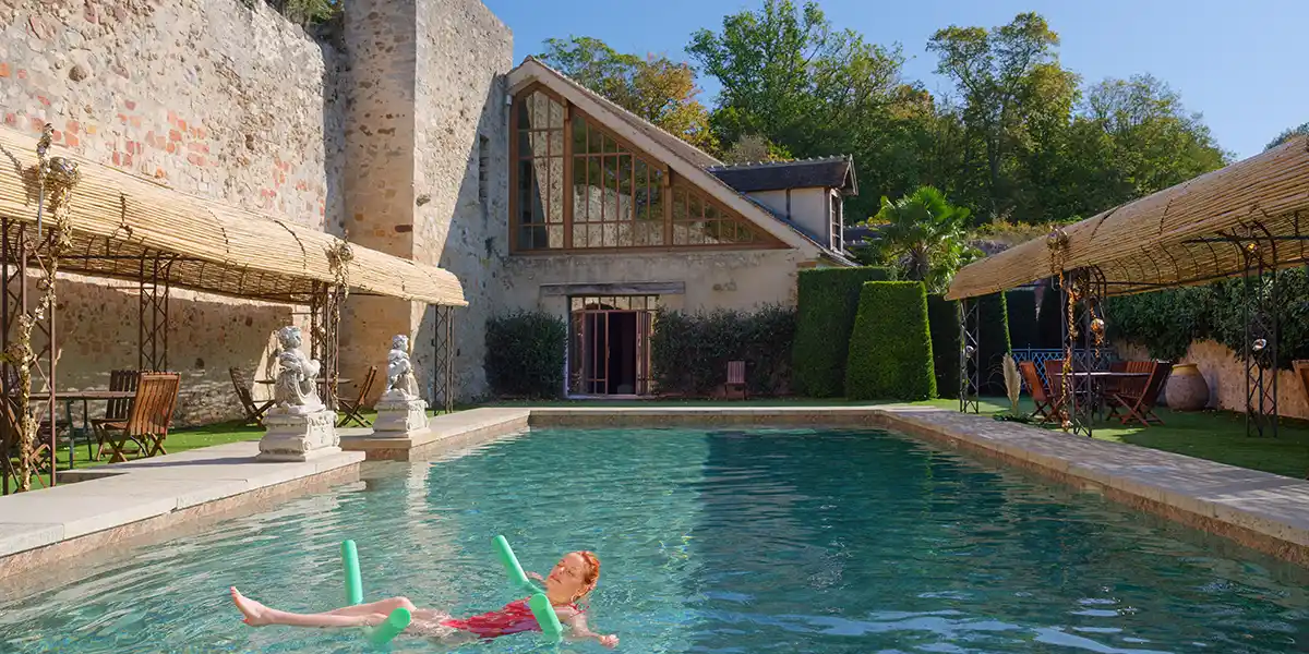 la mariée dans la piscine du château