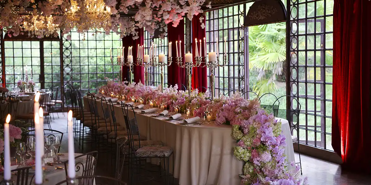 der große Raum des Blumenschlosses für eine Hochzeit